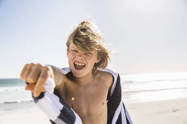 Jongen Strand Gewikkeld Een Handdoek Mond Open Kijken Naar Camera — Stockfoto