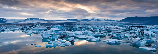 Eisberge treiben in eiszeitlichen Gewässern — Stockfoto