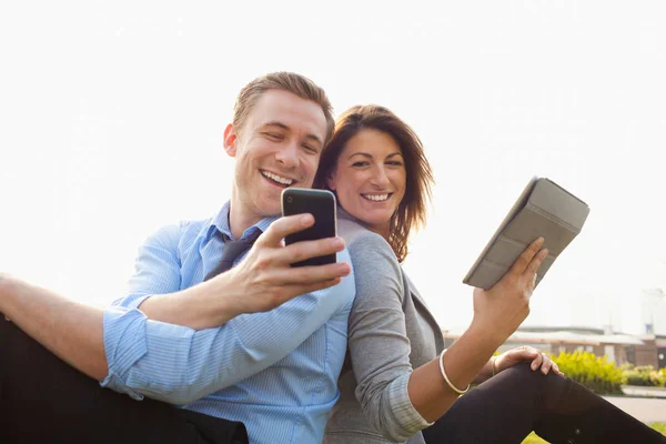 Casal Usando Telefone Inteligente Tablet Digital — Fotografia de Stock