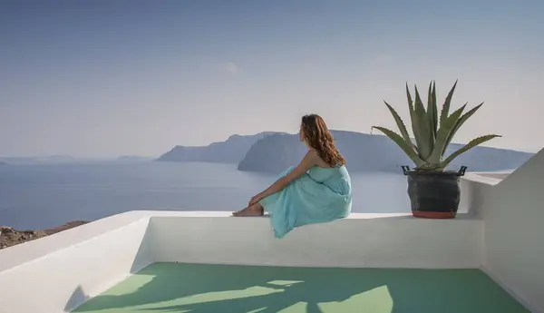 Woman Terrace Looking Away View Sea Santorini Cyclades Grécia — Fotografia de Stock