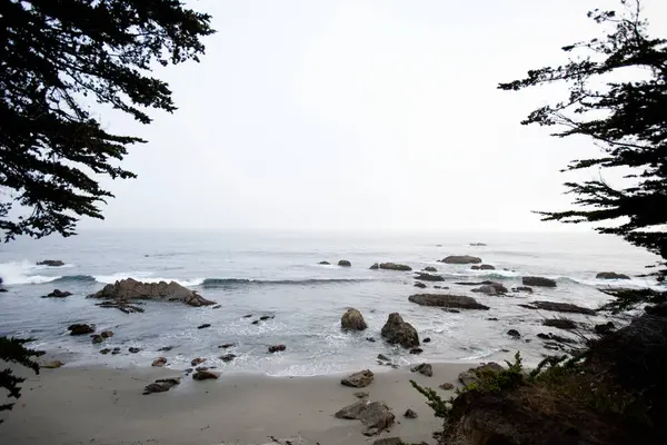 Красивий Морський Пейзаж Скелі Піщаному Пляжі Тумані Каліфорнія Єднані Штати — стокове фото