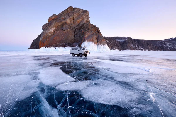 在俄罗斯西伯利亚 Olkhon Khoboy 贝加尔湖湖的公路旅游车 — 图库照片
