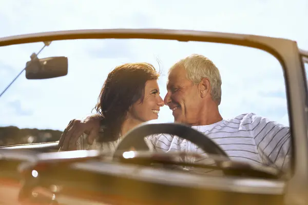 別れのキスを車の中のカップル — ストック写真