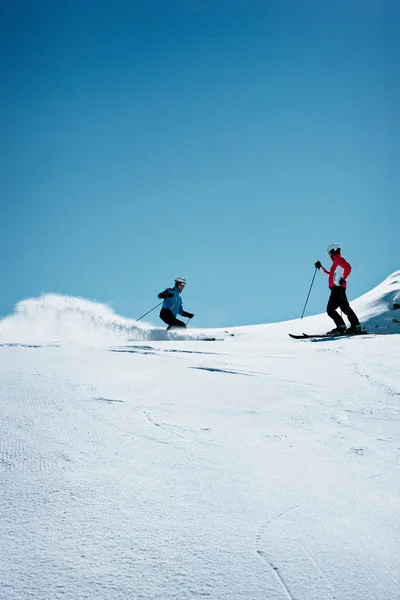 Лыжники Снежном Склоне — стоковое фото