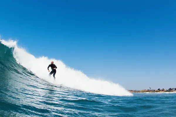 冲浪者乘坐海浪在海洋 加利福尼亚 — 图库照片