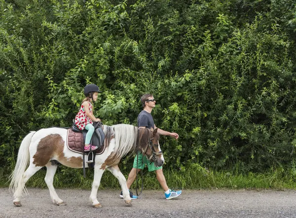 Seitenansicht Des Vaters Der Tochter Beim Reiten Begleitet — Stockfoto