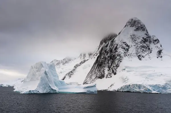 Nubes Bajas Sobre Icebergs Canal Lemaire Antártida —  Fotos de Stock