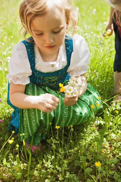 Dziewczyna Tradycyjnych Bawarskich Ubraniach — Zdjęcie stockowe