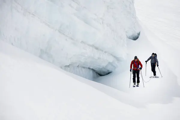 登山滑雪游览雪覆盖的山 Saas — 图库照片