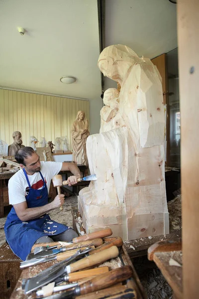 Скульптор Вырезает Фигурку Дерева — стоковое фото