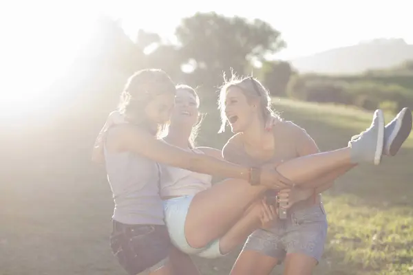 两个年轻的女性鬼混试图携带朋友 — 图库照片