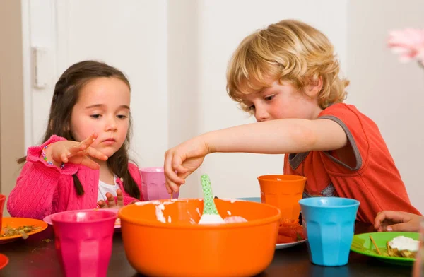 Niños Sumergiendo Verduras Salsa — Foto de Stock