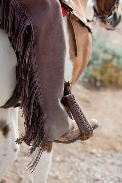 Açık Havada Atın Üzerinde Oturanbir Adam Resim Kırpılmış — Stok fotoğraf