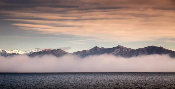 Туманное Побережье Горы Облачным Небом Заката — стоковое фото