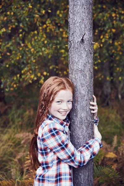 Porträtt Ung Flicka Kramar Träd Leende — Stockfoto