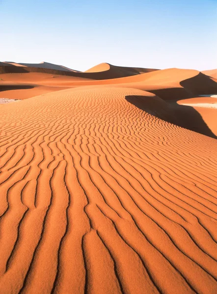 Dunas Areia Onduladas Deserto Namib Sob Céu Azul — Fotografia de Stock