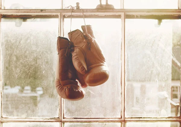 Guantes Boxeo Colgados Ventana — Foto de Stock