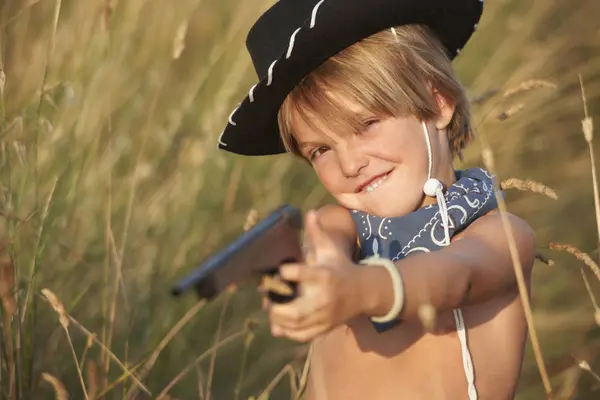 Retrato Menino Chapéu Cowboy Apontando Arma Brinquedo — Fotografia de Stock