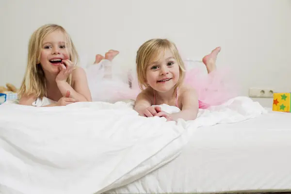 Portrait Deux Sœurs Maternelle Couchées Sur Lit — Photo