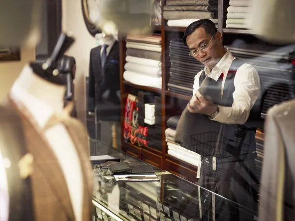 裁缝看传统裁缝店的布料 — 图库照片