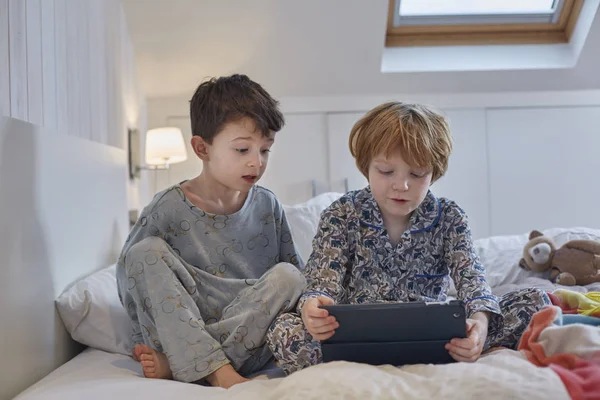 Niños Pijama Usando Tableta Digital Cama — Foto de Stock