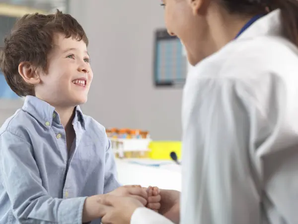 Doctor Comforting Young Boy Clinic — Stock Photo, Image