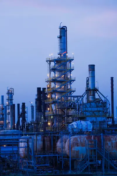 Refinería de petróleo y gas al atardecer —  Fotos de Stock