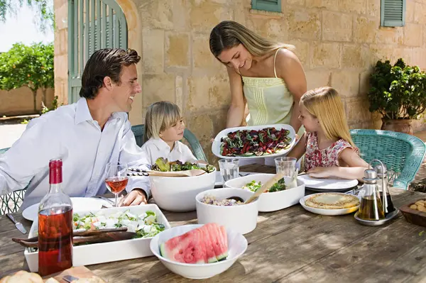 Family Dining Fresco — Stock Photo, Image