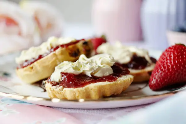 Cônes tranchés avec confiture — Photo