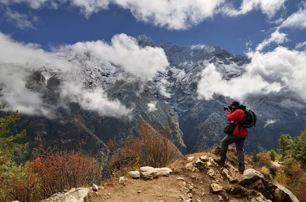 从尼泊尔Namche Bazaar到Tengboche途中的喜马拉雅山摄影师 — 图库照片
