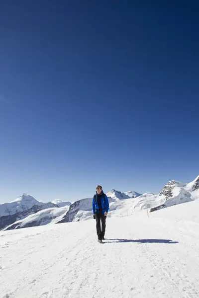 Karda Hiking Erkek Uzun Yürüyüşe Çıkan Kimse Kaplı Manzara Jungfrauchjoch — Stok fotoğraf