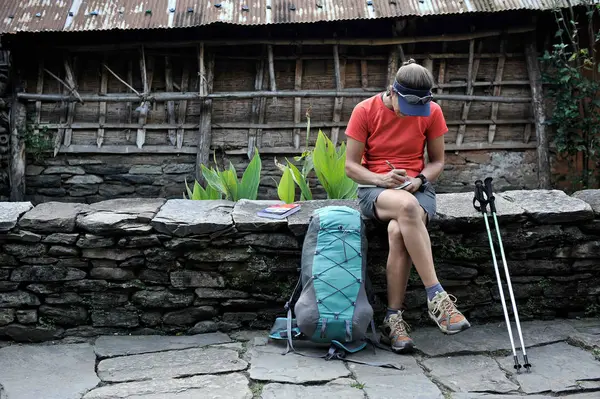 Woman Stops Break Stone Paved Street Ngadi Nepal — Fotografia de Stock