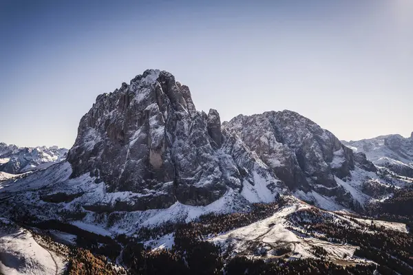 Zasněžené Hory Pod Modrou Oblohou — Stock fotografie