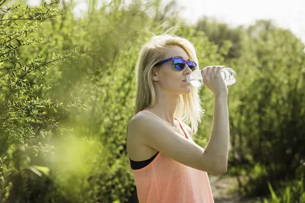 Jeune Femme Dans Parc Bouteille Eau Potable — Photo