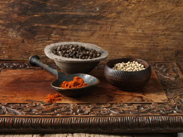 Black and white peppercorns and paprika — Stock Photo, Image