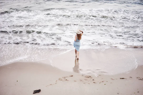 Frau Mit Hut Spaziert Strand — Stockfoto