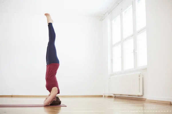 Donna Studio Esercizio Facendo Headstand — Foto Stock