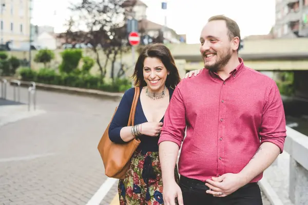 Glückliches Paar Geht Gemeinsam Auf Gehweg — Stockfoto