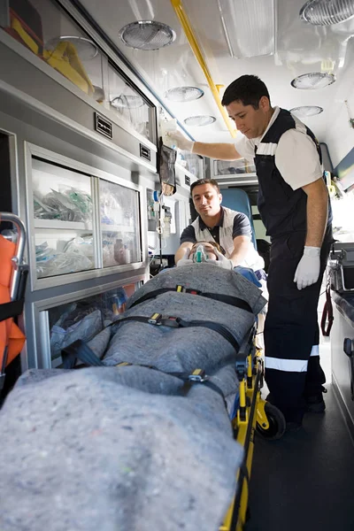 Ambulancepersoneel Patiënt Brancard — Stockfoto