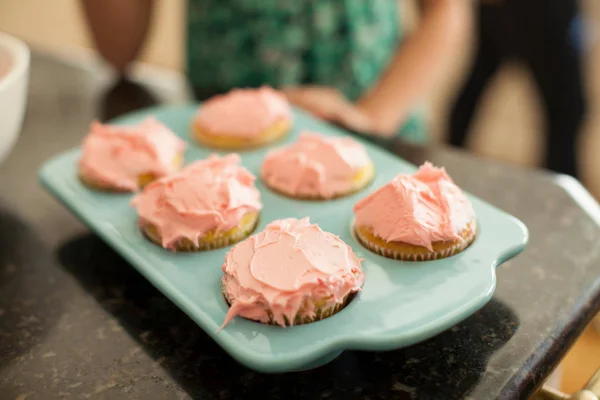 Bandeja Para Hornear Con Seis Cupcakes Helados Vista Cerca — Foto de Stock