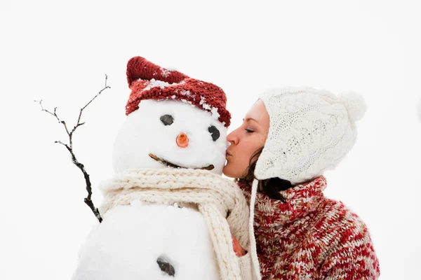 Mulher Beijando Boneco Neve Inverno — Fotografia de Stock