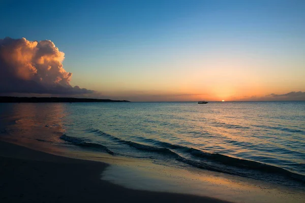 Seven Mile Beach bij zonsondergang — Stockfoto