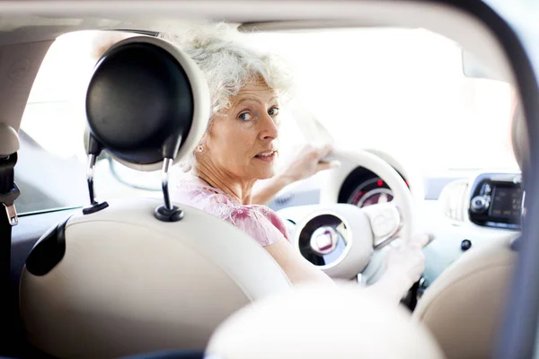 Porträt Einer Reifen Frau Die Auto Über Ihre Schulter Schaut — Stockfoto