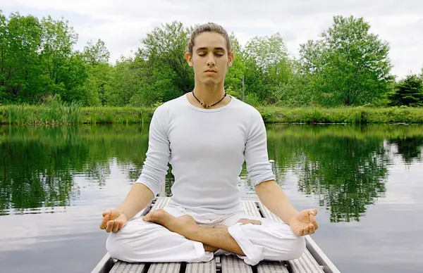 Adam Ahşap Iskele Üzerinde Meditasyon — Stok fotoğraf