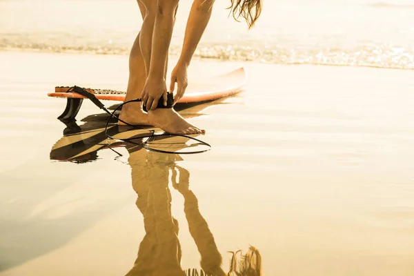 Junge Frau Bereitet Sich Auf Surfen Jolla San Diego Kalifornien — Stockfoto