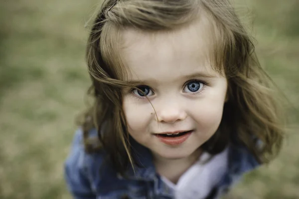 Portrait Young Girl Looking Camera — Stock Photo, Image