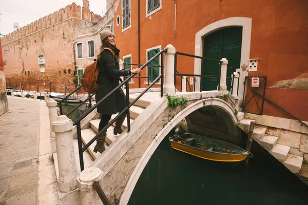Woman Crossing Bridge Canal Venice Italy — Stock Photo, Image