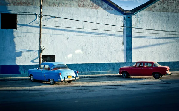 Zabytkowych samochodów zaparkowanych na ulicy — Zdjęcie stockowe