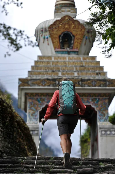 Female Trekker Approaching Kani Chame Nepal — Stock Photo, Image