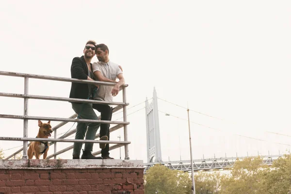 Affectionate Młody Mężczyzna Para Riverside Psem Astoria Nowy Jork Usa — Zdjęcie stockowe